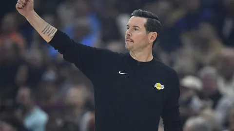 浓眉克內克特光彩耀眼，立志承载荣耀之巅